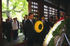 朱立伦登香山拜谒孙中山衣冠冢（图）