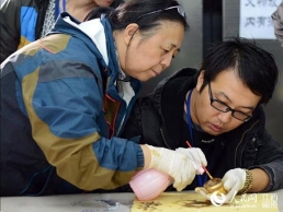 考古人员清洗马蹄金 深埋千年不失耀眼本色