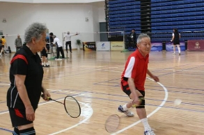 94岁老婆婆参加羽毛球赛 惊呆工作人员