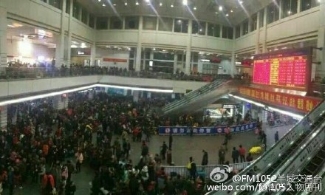 广州火车站10万旅客滞留 有人提前1天候乘