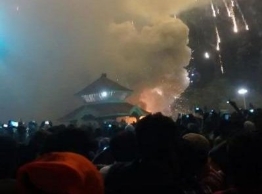 印度寺庙发生大火 造成77人死亡200人受伤