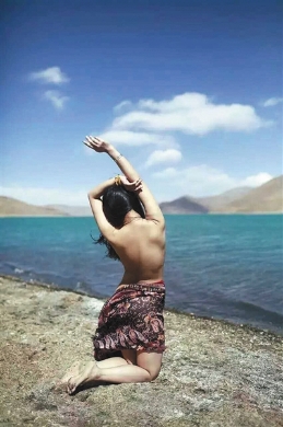 女子在西藏圣湖拍裸照 摄影师获拘留10日