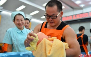 父亲节：二孩时代，中国“奶爸”苦与乐