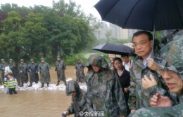 图文：李克强冒大雨赴武汉长江干堤