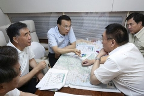 30小时转战3省察看防汛 总理汛区罕见瞬间