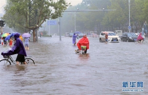 华北多地迎强降雨天气车辆行人涉水前行