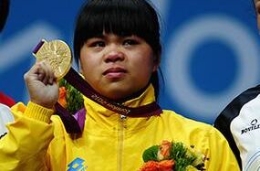 奥运冠军归国遥无期 父母：社会对她不公