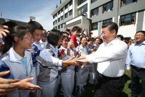 习近平回母校：这里没首长 都是学生