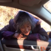 这位母亲送儿子回城的眼神，看哭了很多人