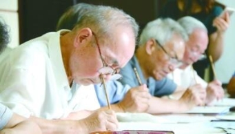 教师用毛笔写录取通知书：大学精神教育课