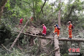 九寨地震第7天：千盏酥油灯照亮 回家路