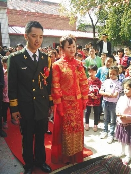 新娘结婚不要彩礼走红网络 戒指弹壳做成