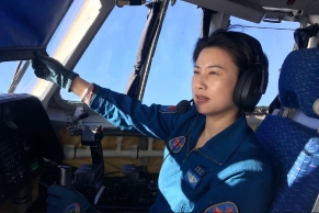 中国空军运-9唯一的女机长：我们不是花瓶