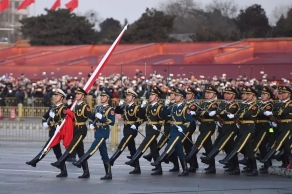 解放军升起天安门广场新年第一面五星红旗