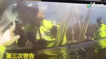 深圳交警砸爆车窗执法 却有上万网友点赞