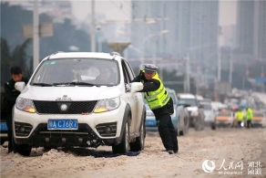 心疼他们！交警跪地推车！不断摔倒又爬起