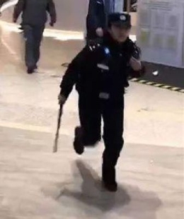 让他火！西单大悦城抄凳子上的保安找到了