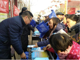 河北省各地反邪教志愿者们走上街头搞宣传