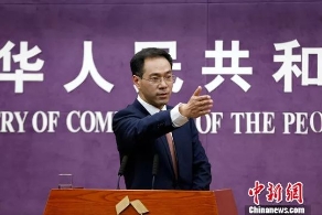 早新闻：学校突然停电！高三学生秉烛夜学