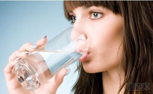 专家提醒：喝水可以有效缓解眼皮跳的症状