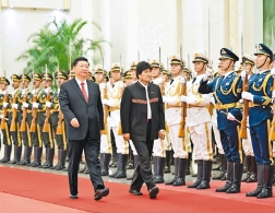 习近平19日在人民大会堂同莫拉莱斯举行会谈