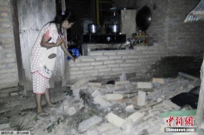 印尼7级地震 多栋建筑物倒塌 出动搜救队伍