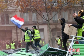 法国一“黄背心”示威者被卡车撞倒后身亡