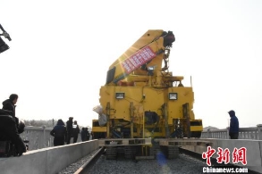 2022北京冬奥会重点工程崇礼铁路开始铺轨