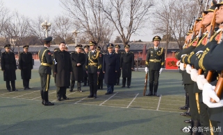 习近平看望慰问国旗中队官兵