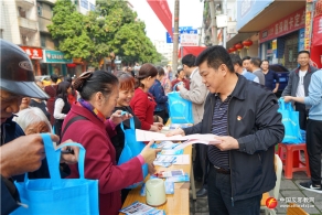 广西玉林市在清明前开展反邪教宣传