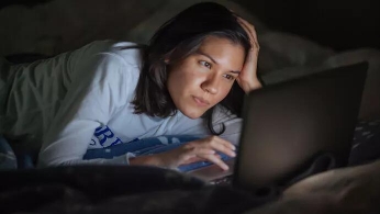 别再做夜猫子！早睡早起谨防抑郁症
