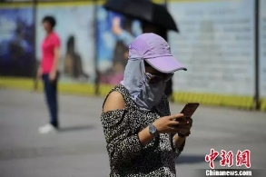 早新闻：太酷了！82岁的女飞行员再冲云霄
