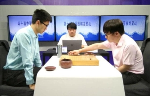 中国围棋龙星战决赛：江维杰中盘胜许嘉阳