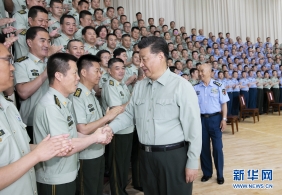 习近平视察空军某基地