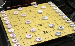 你知道在象棋中为何有帅将不能碰面的说法