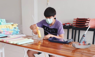泰国羽球选手制作面罩 用支援抗击新冠病毒