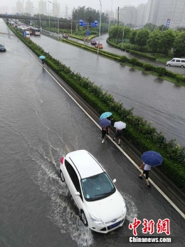 组图：直击北京强降雨