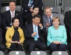 习近平同默克尔一起观看中德青少年足球友谊赛