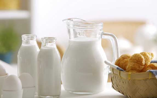 牛奶助眠的原理是什么？这些人不宜喝牛奶