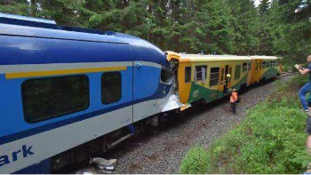 捷克西北部两列火车相撞 致至少2人死亡24伤
