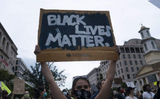 美国首都华盛顿市民抗议警察枪杀黑人青年