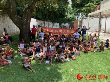 巴西里约华侨华人组织向当地社区捐赠物资