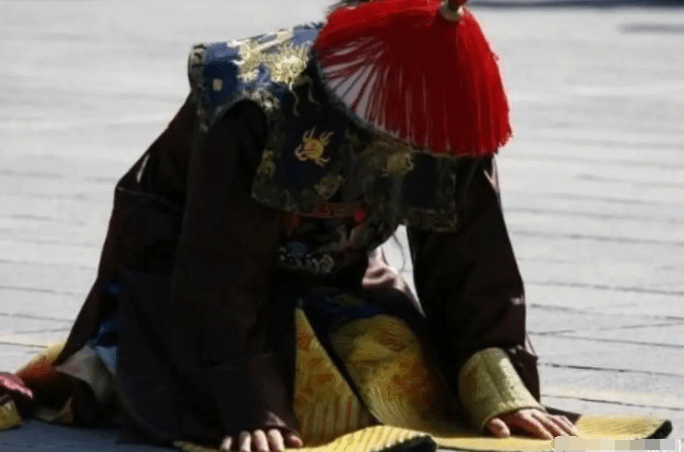 清朝官员下跪前要拍袖口 这种礼节从何而来