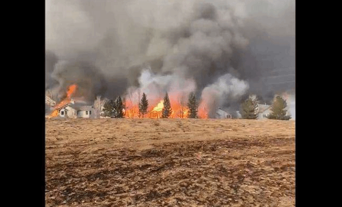美国科罗拉多州野火烧毁数百栋建筑物