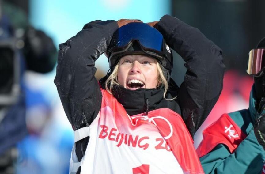 单板滑雪：辛诺特获得女子坡面障碍技巧冠军