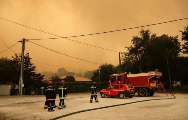 法国森林火灾过火面积达上万公顷 近1.4万人被疏散