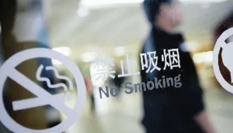 乘高铁抽电子烟被拘5天 专家呼吁纳入控烟条例