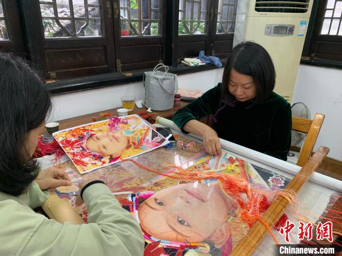 孟德芝正在完成AI新作品《阳光下的牧场》。 何浠 摄 孟德芝正在完成AI新作品《阳光下的牧场》。 何浠 摄