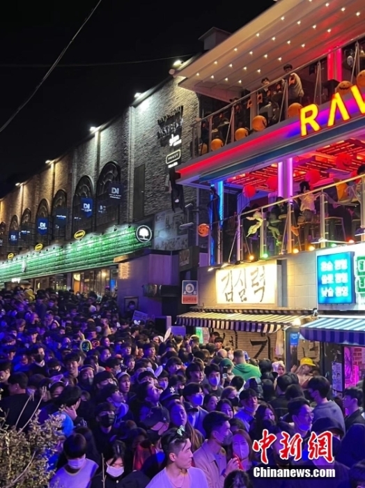 当地时间10月29日晚,韩国首尔龙山区梨泰院发生踩踏事故。图为29日晚间,梨泰院附近聚集的人群。 <a target='_blank' href='/'>中新社</a>发 舒思 摄 当地时间10月29日晚,韩国首尔龙山区梨泰院发生踩踏事故。图为29日晚间,梨泰院附近聚集的人群。 <a target='_blank' href='/'>中新社</a>发 舒思 摄