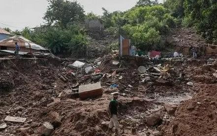 南非多地遭强降雨 引发严重城市内涝